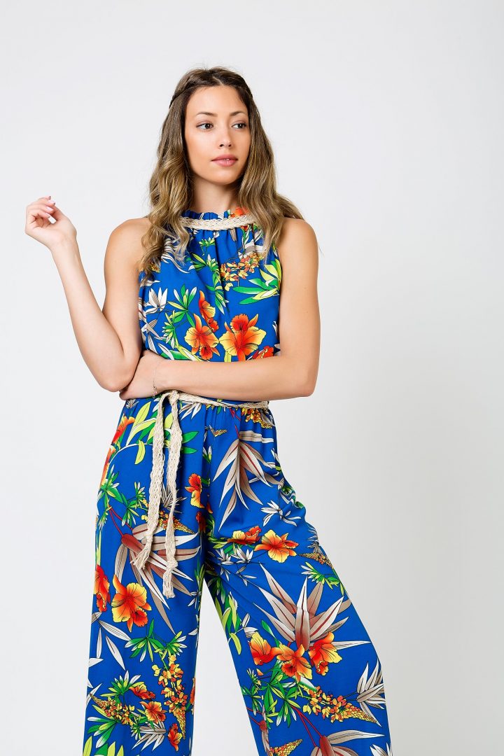 Ολόσωμη ζιπ κιλοτ αμάνικη φόρμα με δέσιμο στη μέση σε μπλέ ρουά χρώμα και tropical print